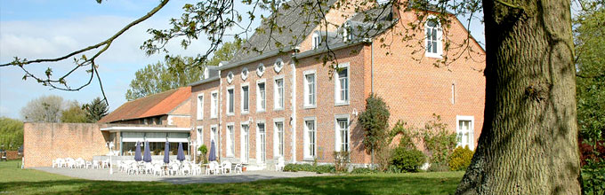 Achterkant van Le Château de Limont en terras.