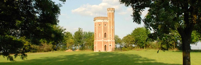 Ancienne Tour située dans le parc boisé du Château de Limont